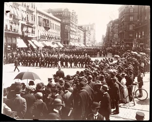 Polismarsch i New York Citys polisparad, New York, 1898 (silvergelatintryck)